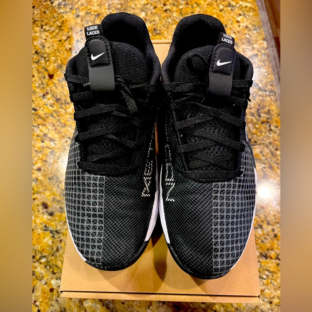 Women’s Nike METCON 8 black/white, smoke gray shoes. Size 9 medium worn once.
